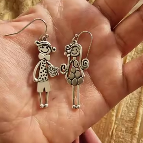 Silver Dangle Earrings โ Cute Couple Design
Boy and girl - Picture 11 of 12
